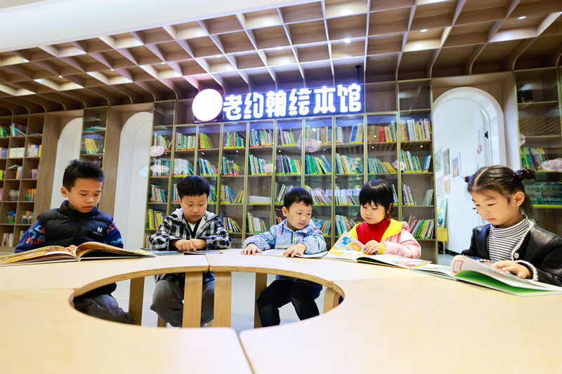 11月6日，孩子們圍在一起閱讀繪本。(3152226)-20221110115039_副本.jpg