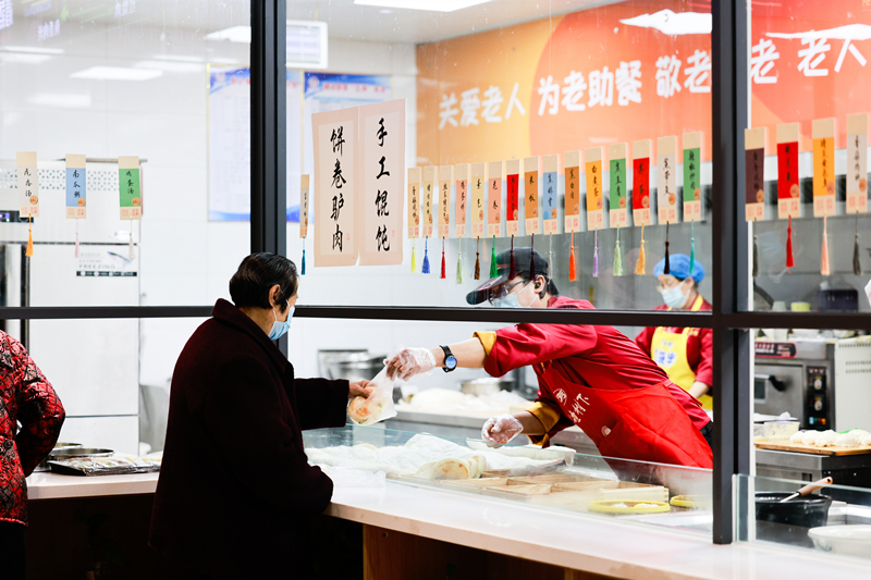 老年人在幸福食堂享用愛心午餐。(3152234)-20221110115050_副本.jpg